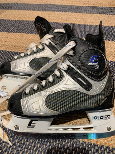 Junior CCM Externo E9 Hockey skates size 3