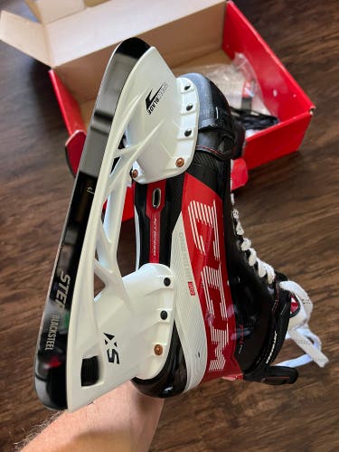 Used CCM Regular Width  Size 8.5 JetSpeed FT4 Pro Hockey Skates