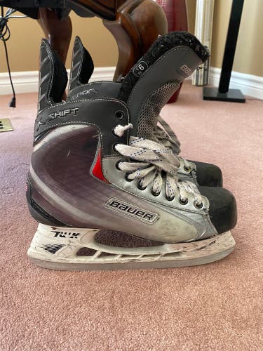 Used Bauer Extra Wide Width  Size 9.5 Vapor X Shift Pro Hockey Skates