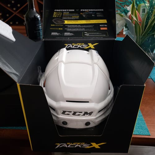 New Medium CCM Super Tacks X Helmet