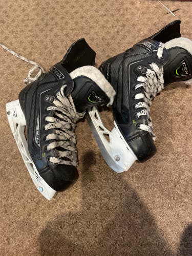 CCM 44K Ribcor Jr 4.5 EE Skates