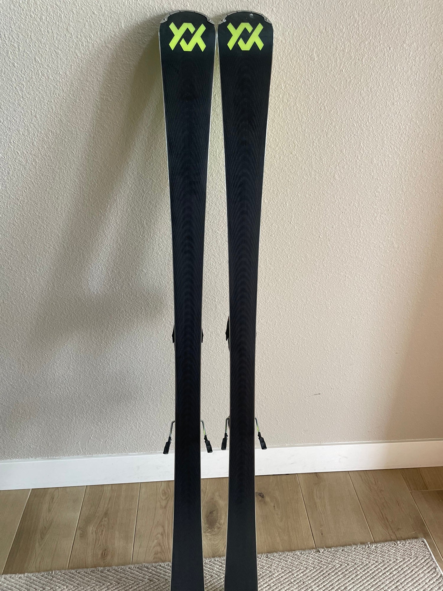 Völkl Racetiger SL 160cm 2023 Volkl Racetiger SL 160cm Used Demo Skis w Bindings