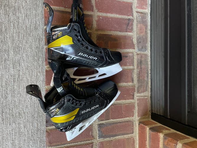 New Bauer Regular Width  Size 8.5 Supreme UltraSonic Hockey Skates