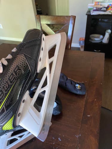 Used Bauer Regular Width  Size 4 GSX Hockey Goalie Skates