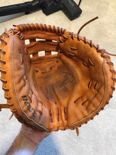 Used, Refurbished Mizuno MZC25 Softball/Knuckleball Catcher's Mitt, 35"