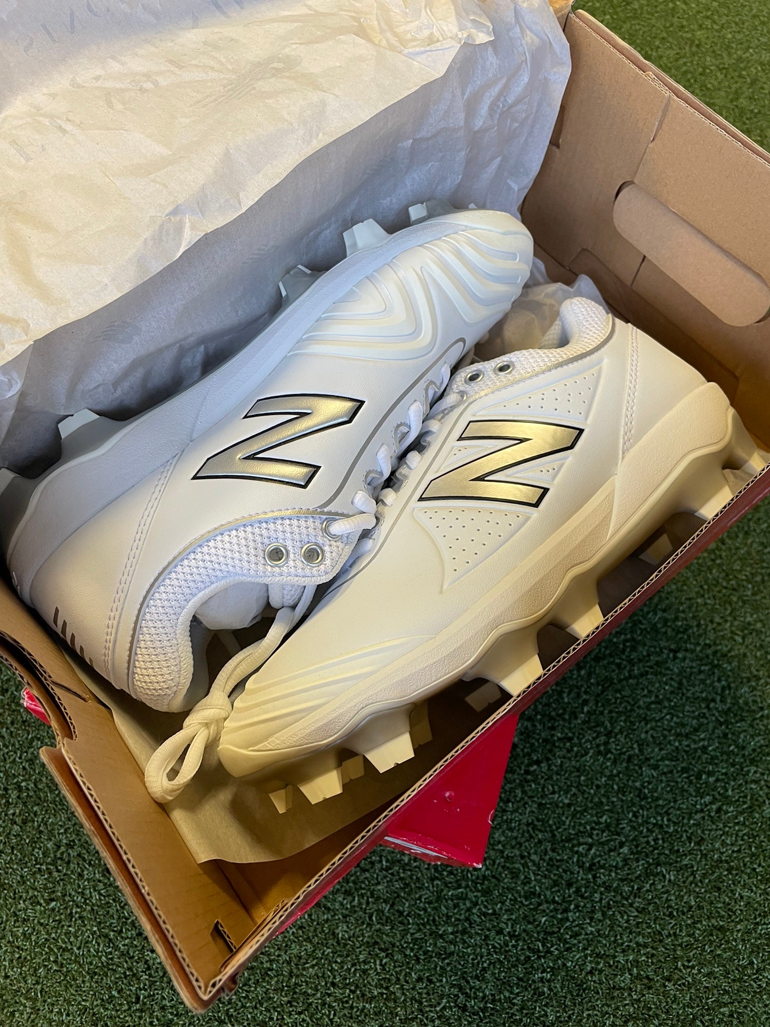 new balance women's fusev2 softball cleats