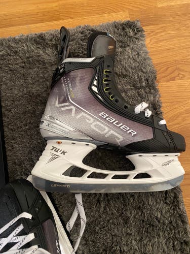 New Bauer Extra Wide Width Size 9.5 Vapor Hyperlite Hockey Skates