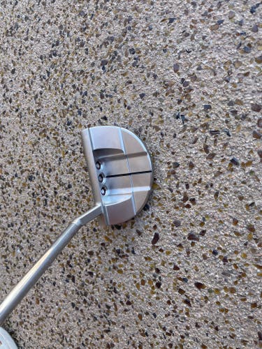 New Right Handed Scotty Cameron Select flowback 5.5 Putter