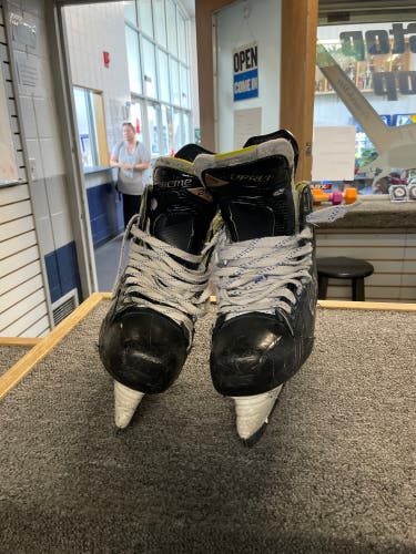 Used Bauer Regular Width Size 9 Supreme 2S Hockey Skates