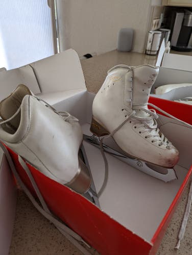 Used EDEA Chorus 240C Figure Skates Size 6.5