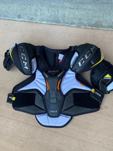 Like New Senior Large CCM Super Tacks AS1 Shoulder Pads