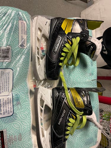 Used Bauer Regular Width  Size 13.5 3S Hockey Skates
