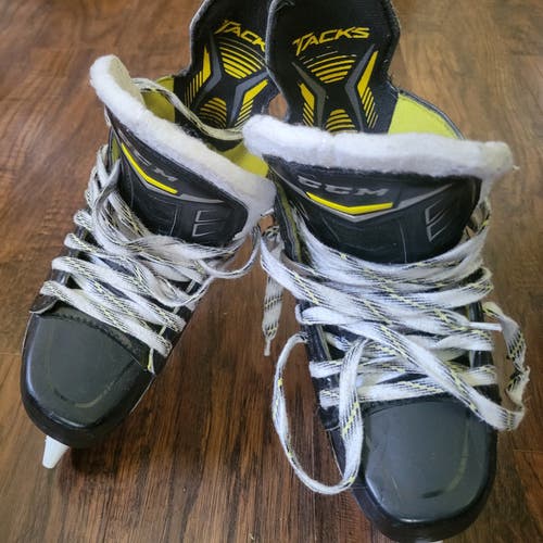 Junior Used CCM Tacks 5092 Hockey Skates Regular Width Size 2