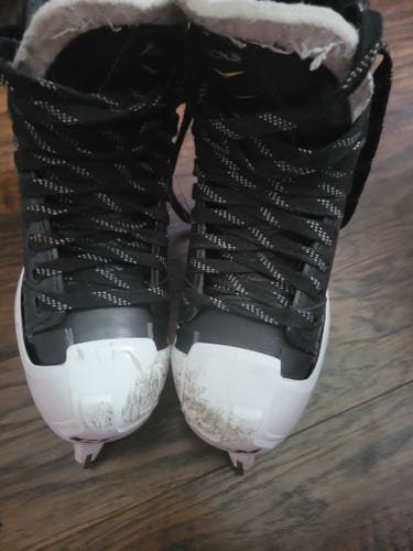 Junior Used CCM Tacks 4092 Hockey Goalie Skates Regular Width Size 5