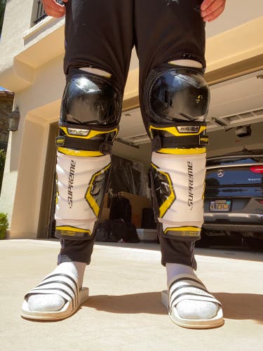 Like New Bauer Supreme 2S Pro Shin Pads