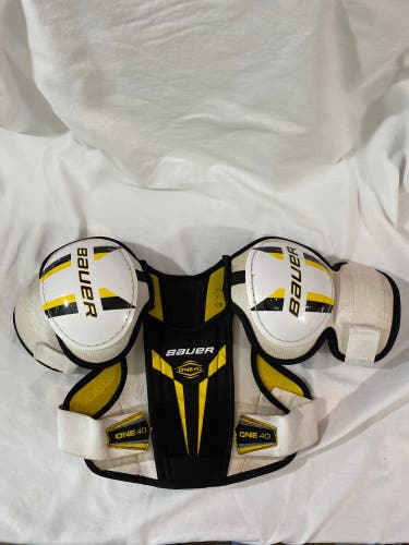 Used Bauer Supreme One 40, Size Youth Medium Shoulder pads