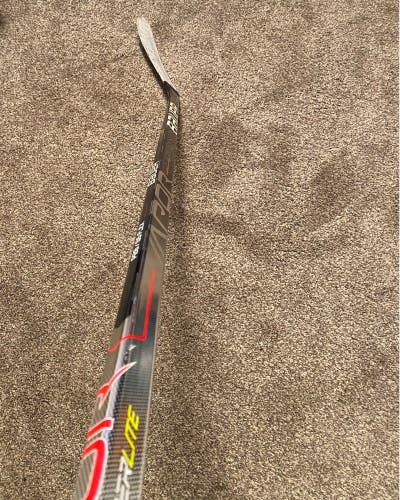 Intermediate Left Hand P28  Vapor Hyperlite Hockey Stick