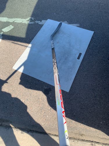 Senior Bauer Vapor Hyperlite Hockey Stick Right Handed P28 77 Flex