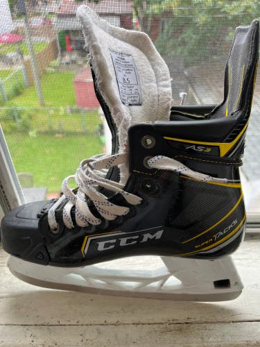 Senior CCM Regular Width Size 8.5 Super Tacks AS3 Hockey Skates