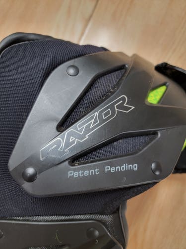 Used Adult Medium Razor RZ7 Shoulder Pads
