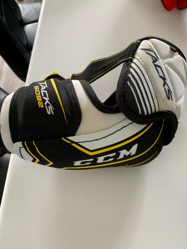 Used Large CCM  Tacks 5092 Elbow Pads