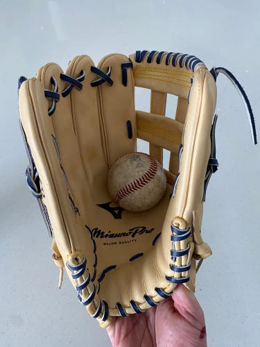 Mizuno Austin Riley 12.75 Outfield Glove. LHT