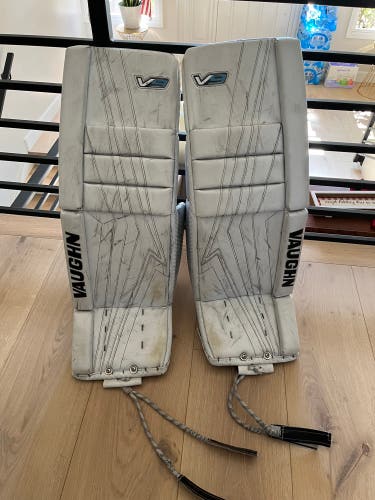 31+2 Vaughn Velocity V9 Goalie Leg Pads Intermediate