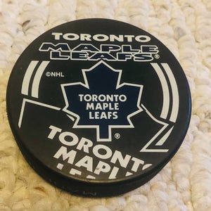 Toronto Maple Leafs puck In Glas Co