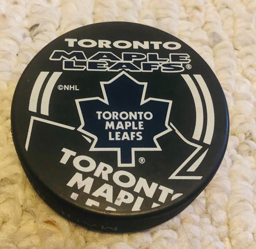 Toronto Maple Leafs puck In Glas Co