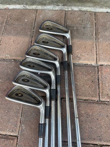 Golf clubs Tarantula 6 Pc iron set in right hand