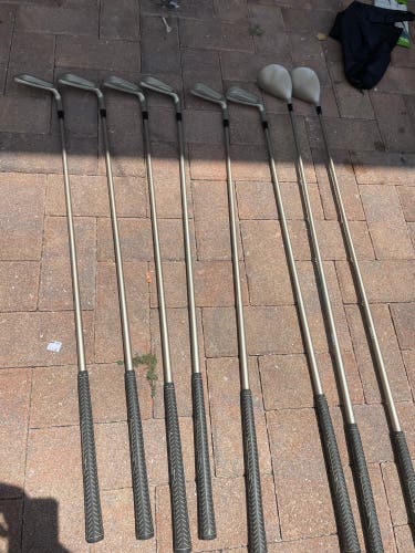 Woman’s Wilson pro staff 8 Pc set in right Handed
