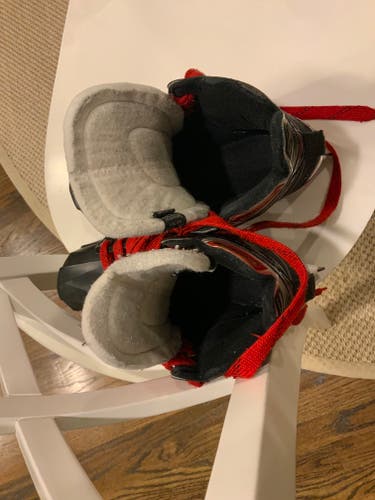 Junior Used Bauer Vapor X700 Hockey Skates Regular Width Size 5