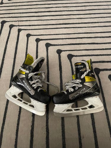 Junior Bauer Wide Width  Size 6 Supreme 3S Hockey Skates