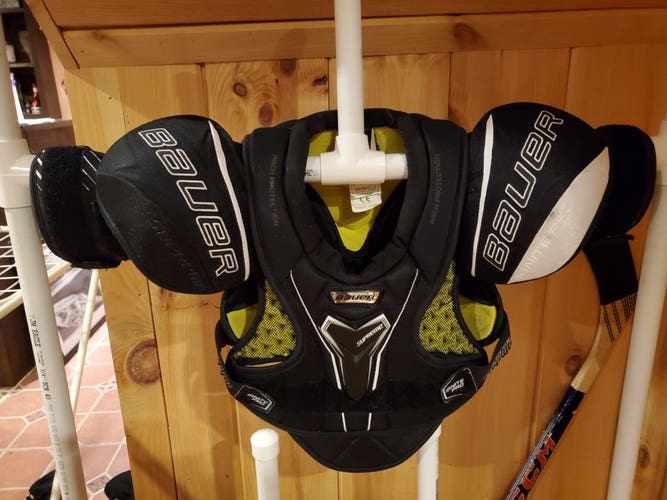 Used Junior Medium Bauer Supreme Ignite Pro Shoulder Pads
