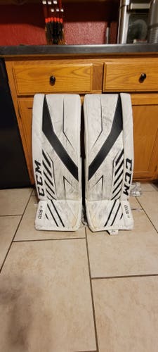 32+1 CCM Axis 1.9 Leg Pads