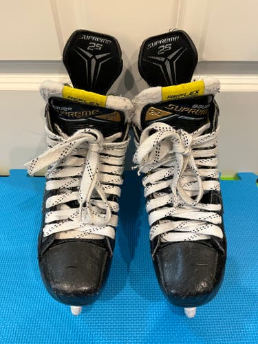 Junior Used Bauer Supreme 2S Hockey Skates Regular Width Size 5.5