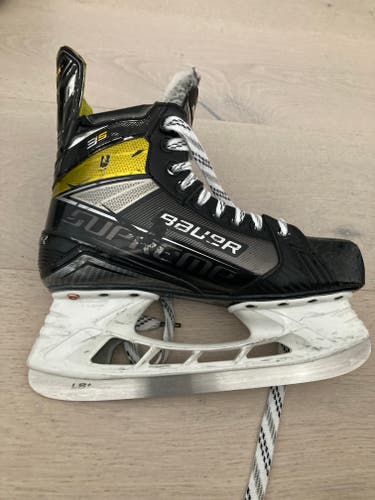 Junior Used Bauer Supreme 3S Hockey Skates Regular Width Size 7