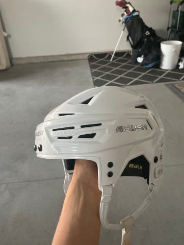 New Medium Bauer  Re-Akt 150 Helmet