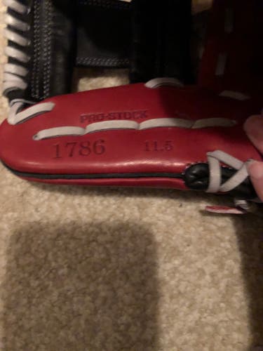 New Right Hand Throw 11.5" A2000 Baseball Glove