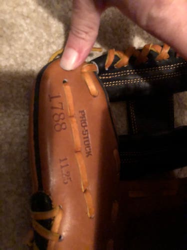 New Right Hand Throw 11.5" A2000 Baseball Glove