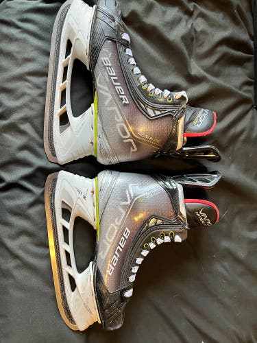 Bauer Regular Width  Size 6 Vapor Hyperlite Hockey Skates
