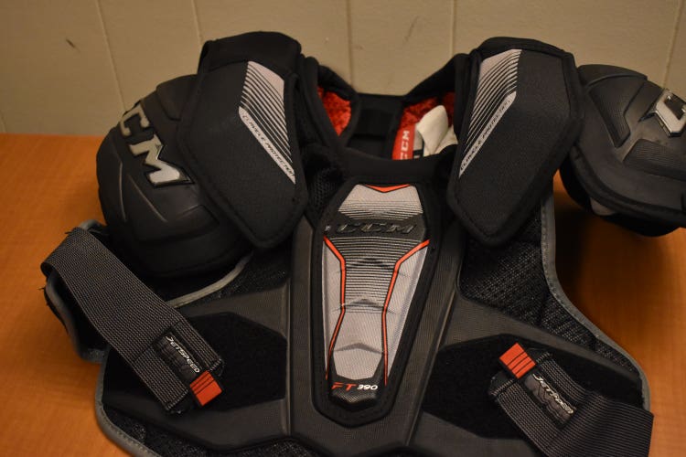 Senior CCM JetSpeed FT390 Shoulder Pads
