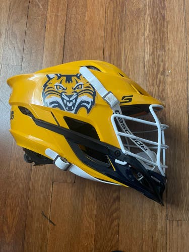 Division 1 Quinnipiac Lacrosse Cascade S Helmet