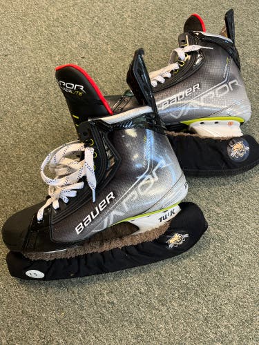 New Bauer Size 9.5 Vapor Hyperlite Hockey Skates