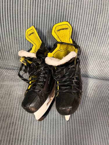 Junior Used Bauer Supreme 3S Hockey Skates Regular Width Size 5.5