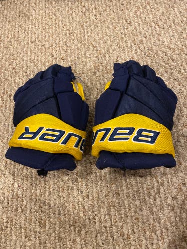Ice hockey gloves