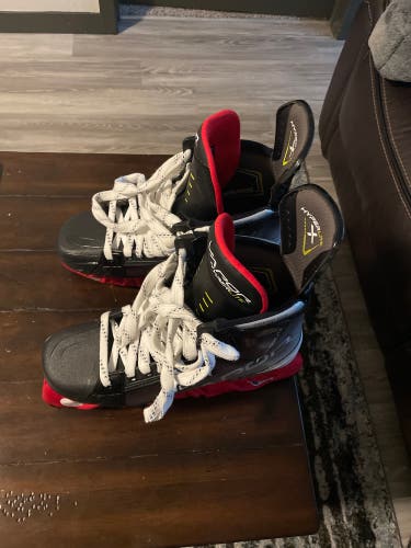 (9.9/10 Condition) Size 10.5 Fit 3 Bauer Vapor Hyperlite Senior Hockey Skates