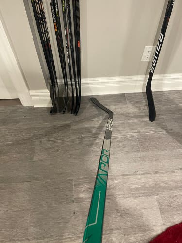 Bauer vapor adv dressed as green hyperlite caufield curve 70 flex