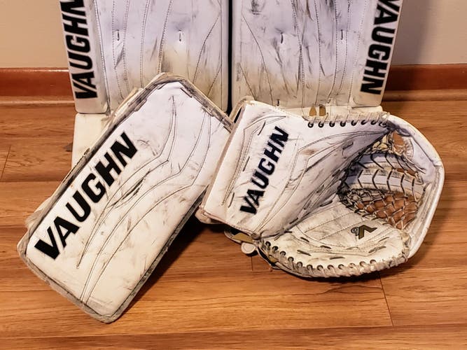 Vaughn V6 Pro 2200 goalie gloves