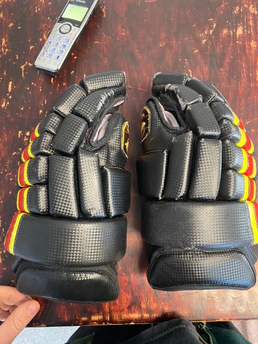 Canucks Retro Leather Warrior 15" Pro Stock Franchise Gloves